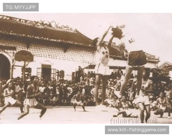 台山民间排球夜场火爆,市民光膀拖鞋上场诠释“快乐排球” 台山民间排球夜场火爆,市民光膀拖鞋上场诠释“快乐排球”